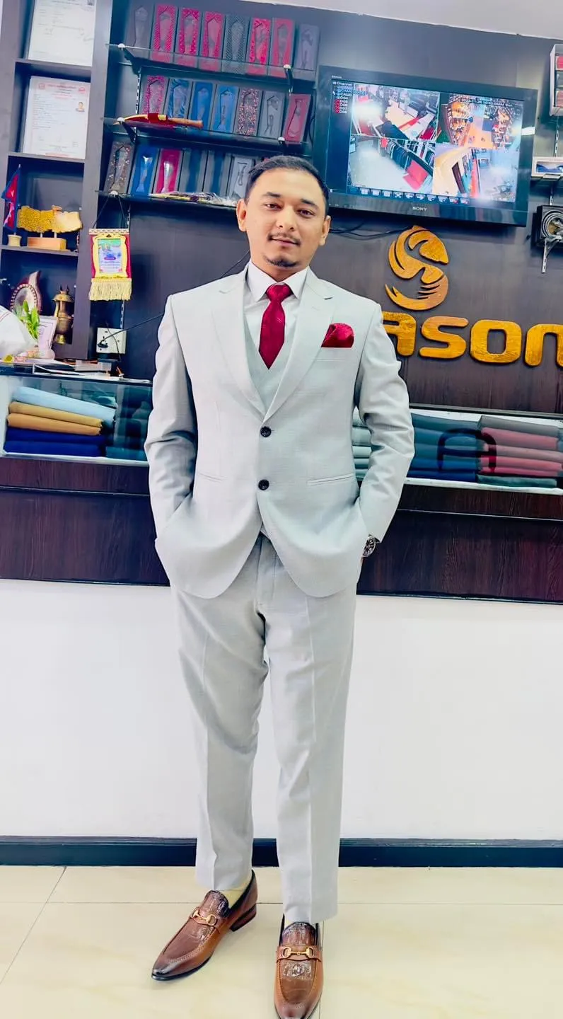 Light grey three-piece suit tailored at Season Costume Tailoring
